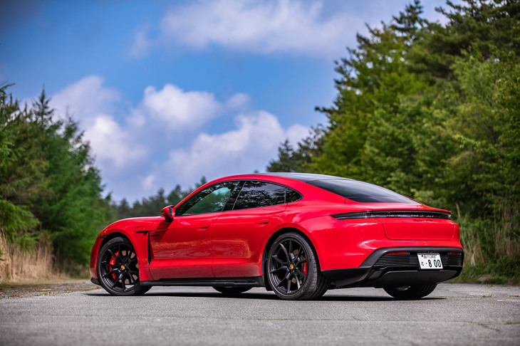 タイカンで追加コストを必要としないスタンダードな外装色は「ホワイト」と「ブラック」のシンプルな2色のみ。写真の「カーマインレッド」は39万6000円の有償色となる。