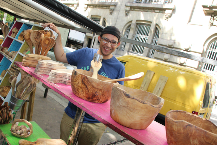 オリーブでできた食器の屋台を営むチュニジア人、ワリッド・ムティメットさん。