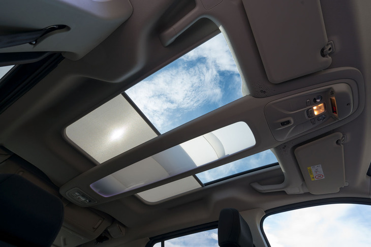 ガラスルーフと天井収納のブリッジを組み合わせた「モデュトップ」はマイナーチェンジモデルでも健在。きちんとシェードが備わっている。