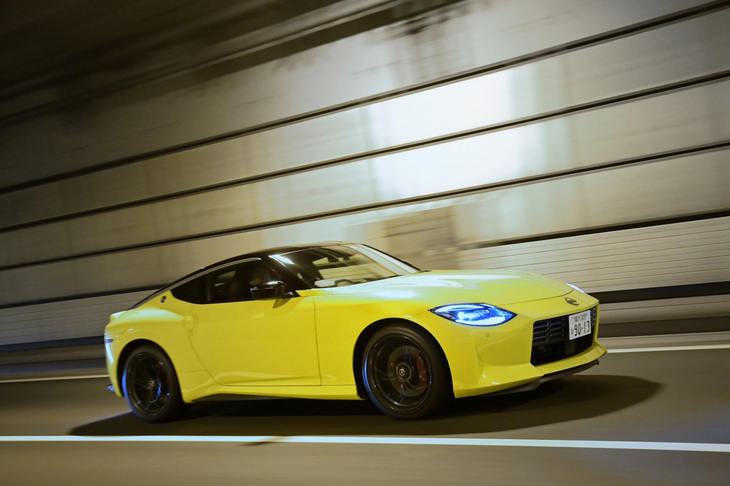 今回試乗した「フェアレディZバージョンST」（6段MT車）の車両本体価格は646万2500円で、ボディーカラーは「イカズチイエロー」と呼ばれる8万8000円の有償色であった。ただし現在は、納期の長期化が見込まれるとして受注が中止されている。（写真＝池之平昌信）