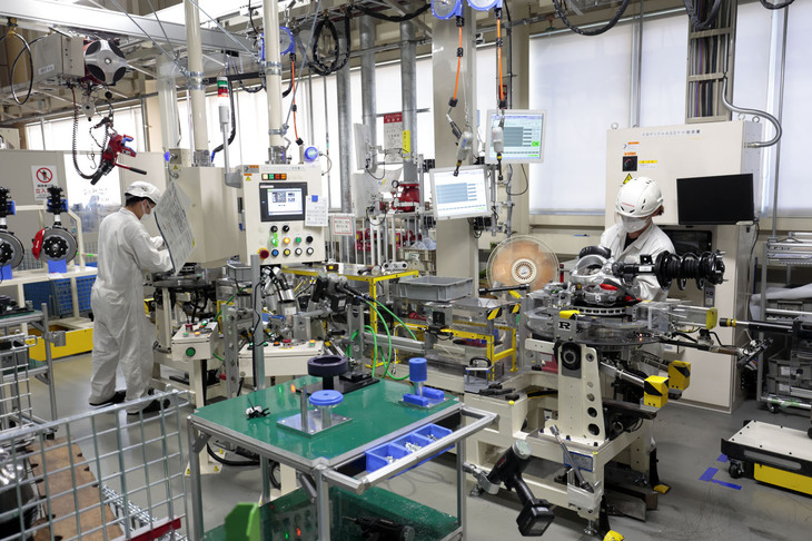 寄居工場のなかで唯一の「シビック タイプR」専用のラインとなっているのが、フロントサスペンションの組み立て工程だ。