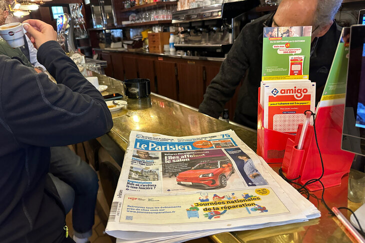 以下はパリ各地でのスナップ。ロン・ポワン・シャンゼリゼから遠くないタバコ店兼立ち飲みカフェで。プレスデー翌日の『ル・パリジャン』紙の1面写真は「GACアイオンV」。「中国製EVがサロンを席巻」の見出しが躍っていた。