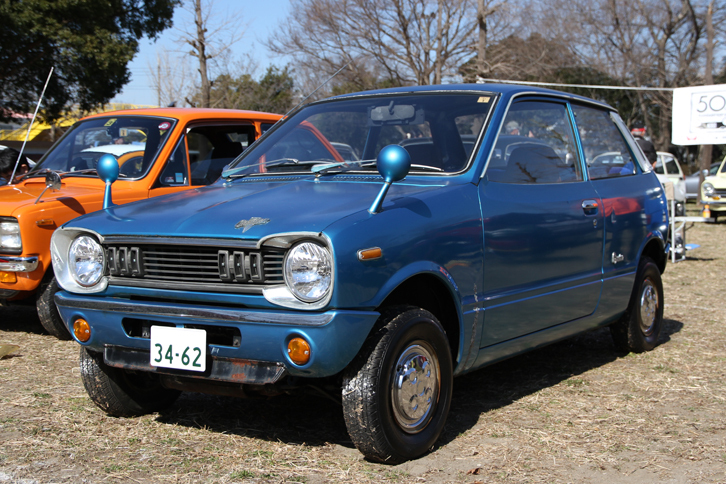 1972年「マツダ・シャンテ」。シングルローターのロータリーエンジン搭載を前提に開発されたが、諸事情により軽商用車の「ポーター」用をベースにした水冷2ストローク2気筒エンジンを積んで発売された、「キャロル」の後継車。駆動方式はFRだが、360cc軽最長の2200mmのホイールベースを持ち、室内は広かった。しかしキャロルと違ってボディーは2ドアしかなく、スペック的に後退した2ストロークエンジンの評判も芳しくなく、セールスは苦戦した。