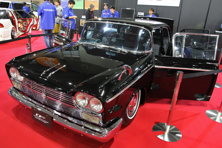 尾林ファクトリーの「セドリック38s 藤ニャン」。1963年「日産セドリック カスタム」（初代セドリックの中期型）をローダウン、観音開きに改造されたドアの開閉や車高調整はエアで行う。