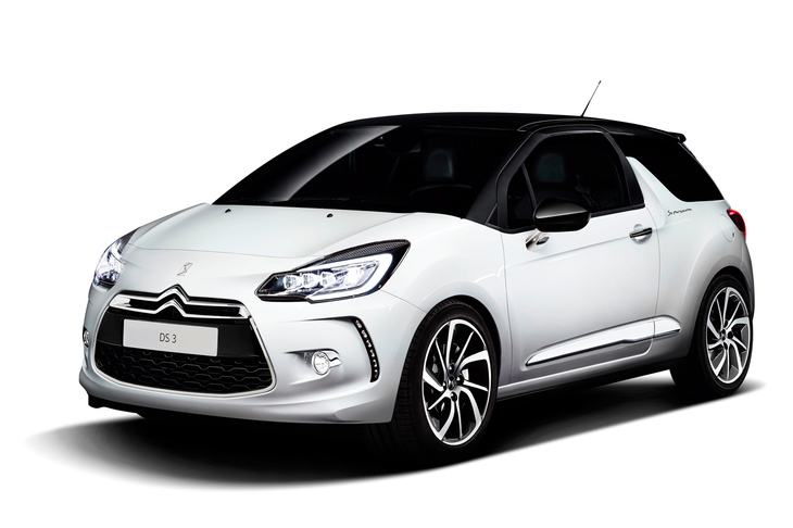 フロントノーズを飾る“ダブルシェブロン”のマークと、DSのバッジに注目。DSがシトロエンから独立してひとつのブランドとなったのは、2014年のことだった。