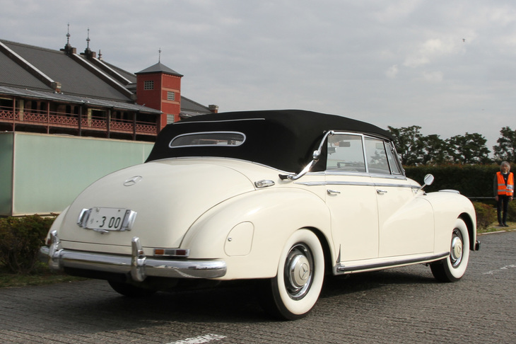 「メルセデス・ベンツ300カブリオレD」の堂々たるリアビュー。ソフトトップのリアクオーター部分にある立派なランドージョイントだけでも、かなりの重量がありそうだ。