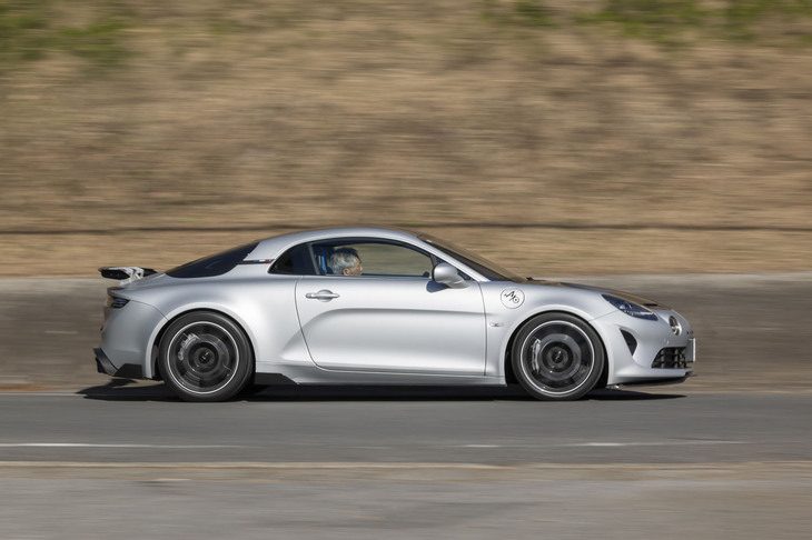 【アルピーヌA110 R70】
	ボディーサイズ：全長×全幅×全高＝4255×1800×1240mm／ホイールベース：2420mm／車重：1090kg／駆動方式：MR／エンジン：1.8リッター直4 DOHC 16バルブ ターボ／トランスミッション：7段AT／最高出力：300PS（221kW）/6300rpm／最大トルク：340N・m（34.6kgf・m）/2400rpm／タイヤ：（前）215/40ZR18 89Y XL／（後）245/40ZR18 97Y XL（ミシュラン・パイロットスポーツ カップ2）／燃費：--km/リッター／価格：1790万円
	
	【取材時の燃費データ】
	テスト距離：186.6km（市街地2：高速道路6：山岳路2）／使用燃料：17.5リッター（ハイオクガソリン）／参考燃費：10.7km/リッター（満タン法）／9.1リッター/100km（約11.0km/リッター、車載燃費計計測値）