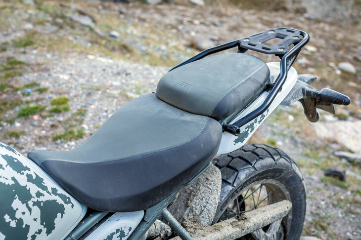 シート高はスタンダード仕様が825mm、ローシート仕様が805mm。両仕様ともにアジャスト機構付きで、シート高を20mm高められる。