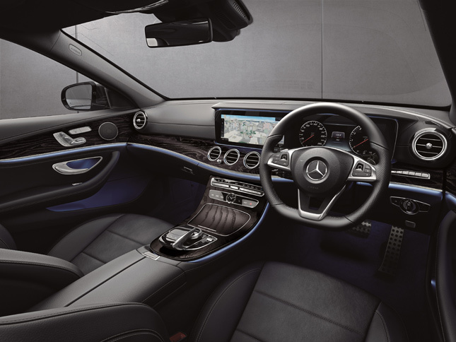 「E350eアバンギャルド スポーツ」のインストゥルメントパネルまわり。