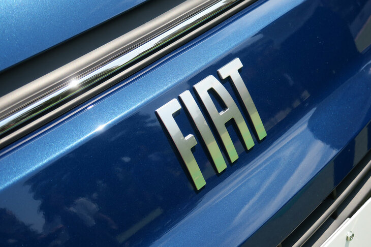 フィアット・ドブロ マキシ（「FIAT」ロゴ）