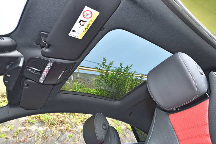 「パノラミックスライディングルーフ」はパッケージオプションとして選択が可能。