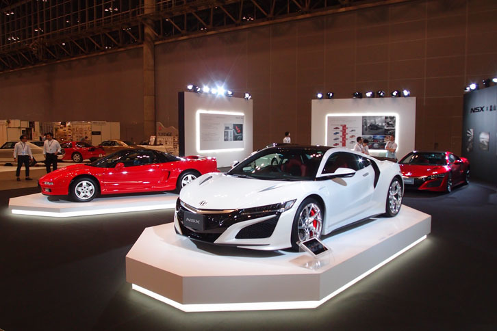 「オートモビル カウンシル2017」における、ホンダブースの様子。4台の新旧「NSX」が展示された。