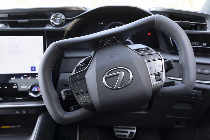 ステアリングは左右それぞれ200°までしか回らない。大きなカーブでも交差点でも持ち替えなしで曲がれるのは気持ちがいい。