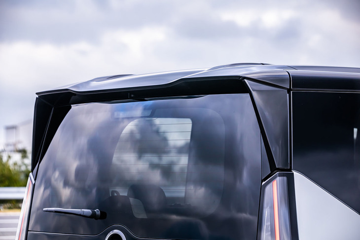 セレナe-POWERハイウェイスターVプロトタイプ（リアスポイラー）