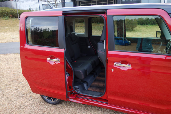 「スズキ・スペーシア カスタム ハイブリッドXSターボ」（スライドドア）