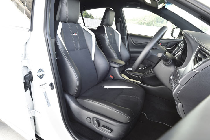 「ハリアー エレガンス“GRスポーツ”」のシート。乗員のホールド性のほか、疲れにくさについても配慮されている。