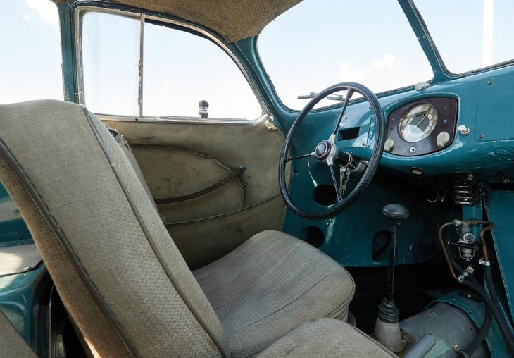 明るい色調のインテリア。極力オリジナルを保ってレストアを受けているため、ドアパネルとシート地のほつれや染みが残り、今日に至る歳月を感じさせる。右手を事故で失ったマテが所有していた時期には右ハンドルに改造されていたが、現在は左ハンドルに戻されている。