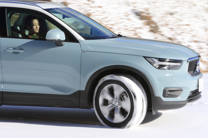 シャーベット路でもそうだったのですが、この程度の雪であればスタッドレスタイヤと同じ感覚で走ることができました。