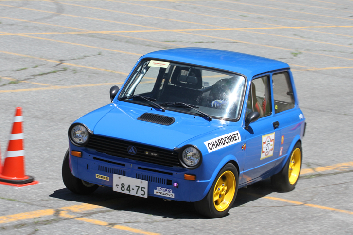 鮮やかなブルーに塗られた「アウトビアンキA112アバルト」。