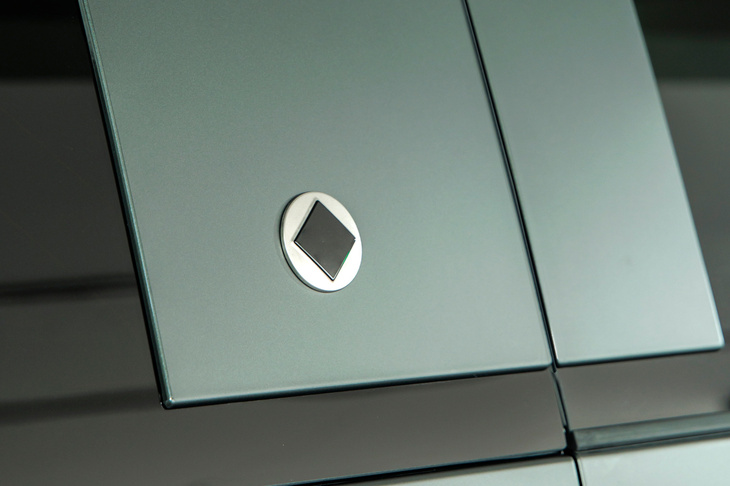 Cピラーに装着された「ディフェンダー・オクタ」のエンブレム。“オクタ（OCTA）”という車名は、ダイヤモンドの原石にみられる特徴的な八面体形状（Octahedron）に由来する。