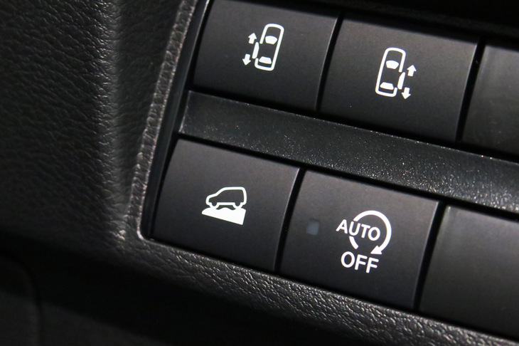 三菱デリカミニTプレミアム（「ヒルディセントコントロール」のスイッチ）