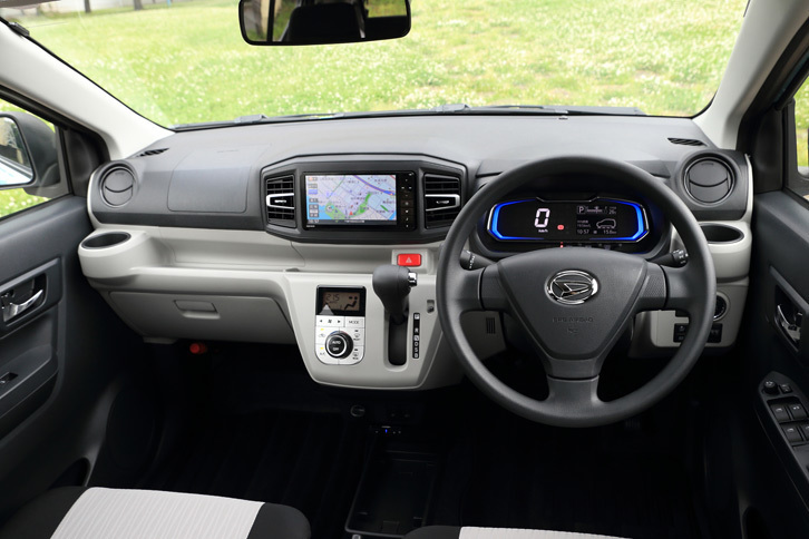 インテリアについては、各部の質感向上に加え、ステアリングホイールやペダルの位置の見直しにより、ドライビングポジションの改善も図られている。写真は最上級グレード「G“SA III”」のもの。