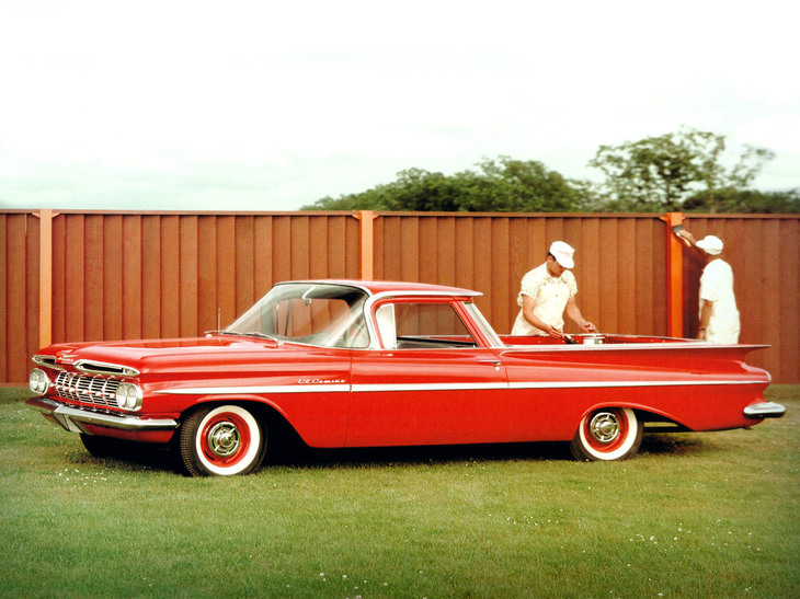 1959年「シボレー・エルカミーノ」。荷台を持つものの、基本的な構造は乗用車（この初代は「インパラ」など）と共通。モデルは5世代にわたり、1987年まで存在した。