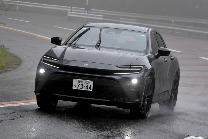 【トヨタ・クラウン スポーツRSのスペック】
	ボディーサイズ：全長×全幅×全高＝4720×1880×1570mm／ホイールベース：2770mm／車重：2040kg／駆動方式：4WD／エンジン：2.5リッター直4 DOHC 16バルブ／フロントモーター：交流同期電動機／リアモーター：交流同期電動機／トランスミッション：CVT／エンジン最高出力：177PS（130kW）/6000rpm／エンジン最大トルク：219N・m（22.3kgf・m）/3600rpm／フロントモーター最高出力：182PS（134kW）／フロントモーター最大トルク：270N・m（27.5kgf・m）／リアモーター最高出力：54PS（40kW）／リアモーター最大トルク：121N・m（12.3kgf・m）／システム最高出力：306PS（225kW）／タイヤ：（前）235/45R21 97W／（後）235/45R21 97W（ミシュランeプライマシー）／ハイブリッド燃料消費率：20.3km/リッター（WLTCモード）／EV走行換算距離：90km（WLTCモード）／充電電力使用時走行距離：90km（WLTCモード）／交流電力量消費率：165Wh/km（WLTCモード）／価格：765万円
	
	【取材時の燃費データ】
	テスト距離：232.3km（市街地1：高速道路8：山岳路1）／使用燃料：--リッター（レギュラーガソリン）／参考燃費：16.3km/リッター（車載燃費計計測値）