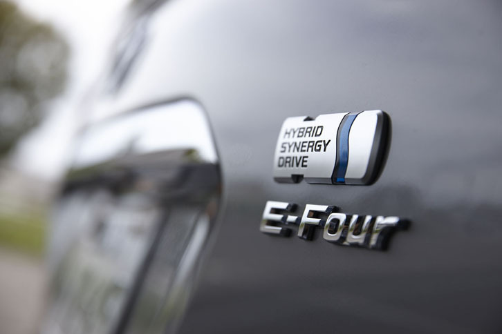 「エスティマ」のハイブリッドモデルは、すべて4WD車となる。ガソリンエンジン車では、駆動方式はFFと4WDが選べる。