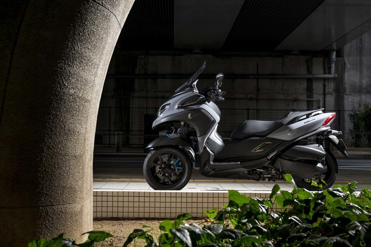 「トリシティ300」は、サスペンションではなく車両のリーニング機構をロックすることで直立した状態をキープできる。写真はこの「スタンディングアシスト」機能を効かせた状態で、サイドスタンドを使うことなく“立って”いる。