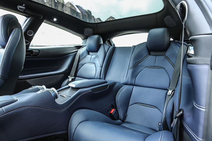 後席の居住性はフル4シーターと呼べる余裕のあるもの。中央にセンタートンネルが走り、従来同様、独立2座のレイアウトをとる。