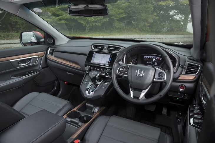 キャビンは左右、そして天地方向ともに広々としたもの。随所にウッド模様がプリントされたトリムが配されている。