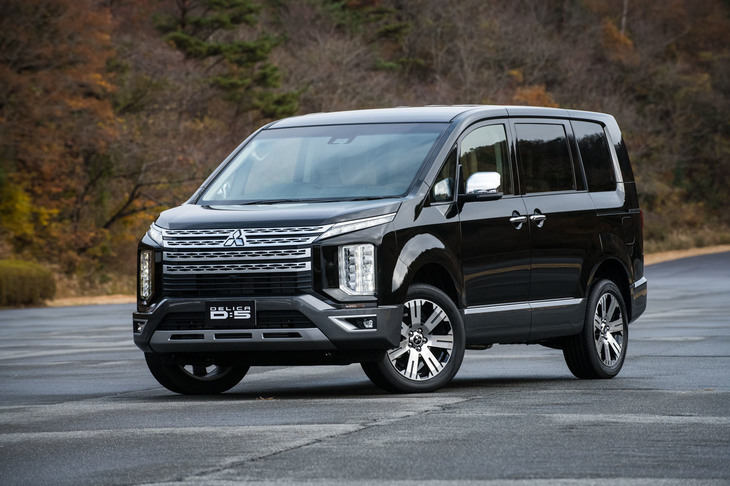 改良版「デリカD：5」のデザインコンセプトは「TOUGH TO BE GENTLE（タフ・トゥ・ビー・ジェントル）」。従来の力強いイメージに加えて、上質感の向上を図っている。