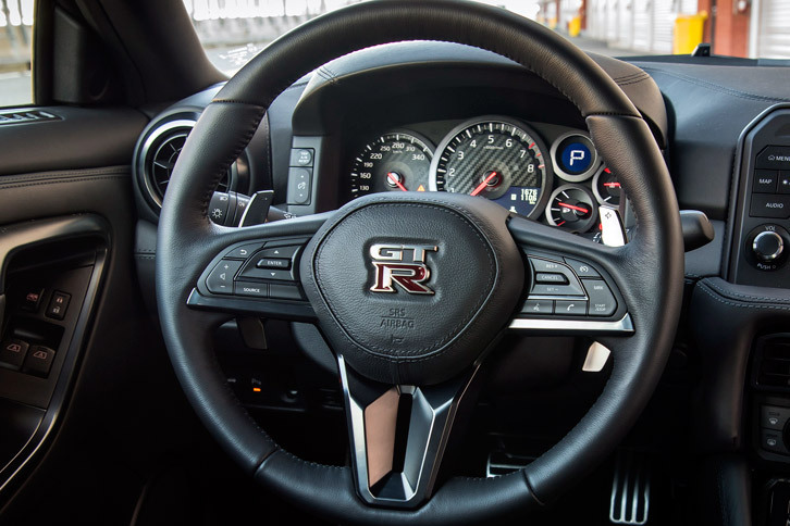 運転席まわりではステアリングホイールのデザインも一新。シフトパドルは、コラムではなくステアリングホイール固定式となり、ドライバーが手を離すことなくギアチェンジできる操舵（そうだ）角領域がより広くなったという。