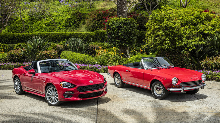 1969年「フィアット124スポルト スパイダー」と2016年「フィアット124スパイダー」。