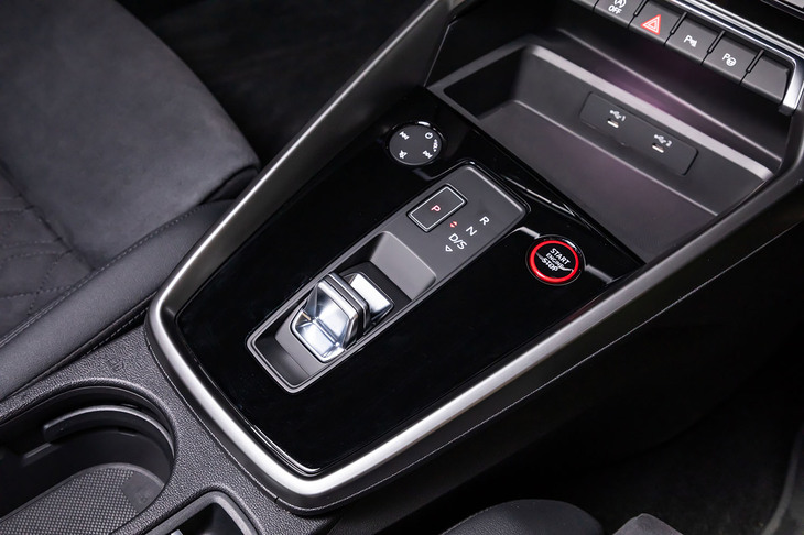 トランスミッションは「Sトロニック」と呼ばれる7段DCT。最新世代のアウディ車に共通するコンパクトなレバー型シフトセレクターを「RS 3セダン」でも採用している。