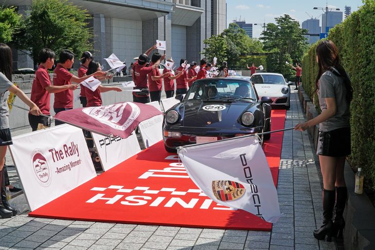2日目のゴール地点となるパレスホテル東京に到着した参加車両。2日間で約300kmを走行した。(撮影：小川義文)