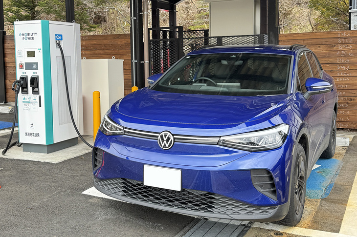 関越道の谷川岳PA（上り）で。非常にコンパクトなPAだが、最大出力90kWの充電器が2口ある。