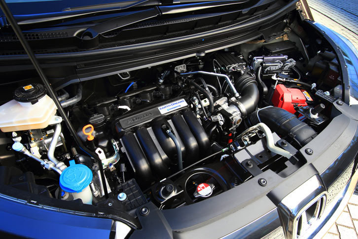 ハイブリッド車のパワーユニットは、従来モデルではエンジンとCVTの間にモーターを挟む「IMA」と呼ばれるシステムだったのに対し、新型ではデュアルクラッチ式ATにモーターを組み合わせた「スポーツハイブリッドi-DCD」となった。