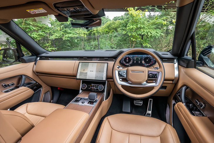 シンプルだが上質さを感じさせるインテリアも「レンジローバー」の特徴。車内の静粛性を高める第3世代アクティブノイズキャンセレーションや、アレルゲンを低減しウイルスを除去するデュアル「ナノイーX」テクノロジー搭載の「空気清浄システムプロ」などが標準で装備される。