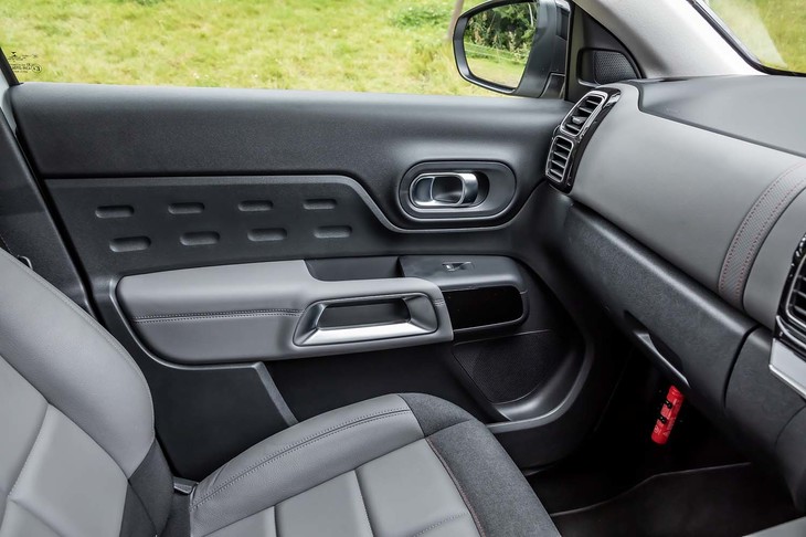 一部にシート表皮と同じ本革素材が用いられたドアのアームレストには、エクステリアで使用されているエアバンプをモチーフとした形状が、アシストグリップとして違和感なく組み込まれている。