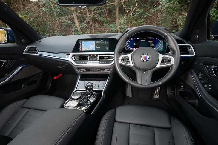 左ハンドルがスタンダードで、右ハンドル仕様は29万円のオプション。顧客の要望に応えるためインテリアのカスタマイズに制限は設けていないというのがアルピナの主張である。