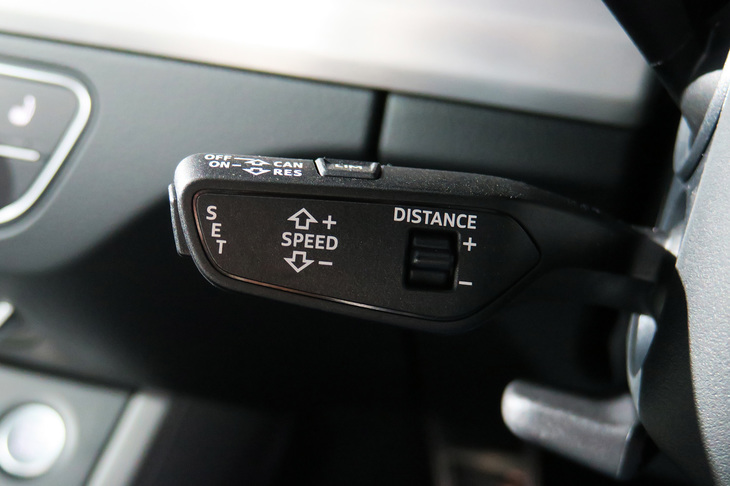 アウディQ5スポーツバック 1st edition（アダプティブクルーズコントロールのコントローラー）