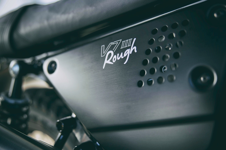 サイドカバーに施された「V7 III Rough」のロゴ。同車は標準モデルとは異なるスタイルが魅力の特別仕様車として、2019年5月に導入された。