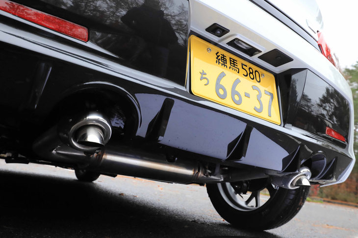 ディフューザー形状のリアバンパーは「GRスポーツ」の専用装備。マフラーはノーマルのままだが、やはりエキゾーストサウンドには一工夫欲しかった。