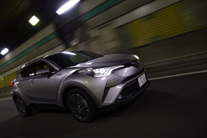 ハイブリッドの上級グレード「G」。LED式のヘッドランプは上級グレードのみにオプションで用意される。