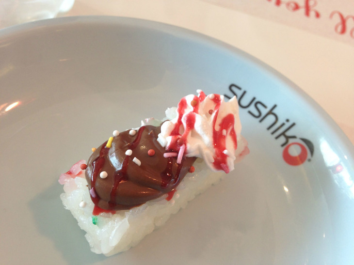 これが「チョコ＆ホイップクリームSUSHI」。