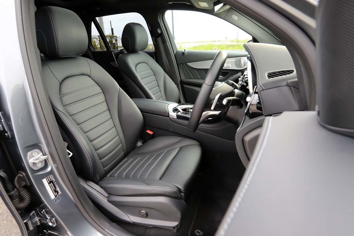 車名に本革仕様とあるとおり、レザーシートを標準装備する。写真のブラックのほか、ボディーカラーに合わせる形でブラックとレッドのコンビカラーも用意されている。