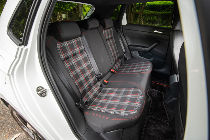 3人掛けのリアシートには、60：40の分割可倒機構が備わる。