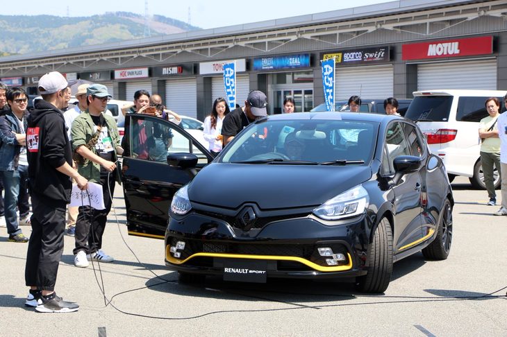 ファンに向けてお披露目された「ルーテシアR.S.18」。2018年シーズンに投入されたF1マシンと同じ車名を冠する、限定モデルである。